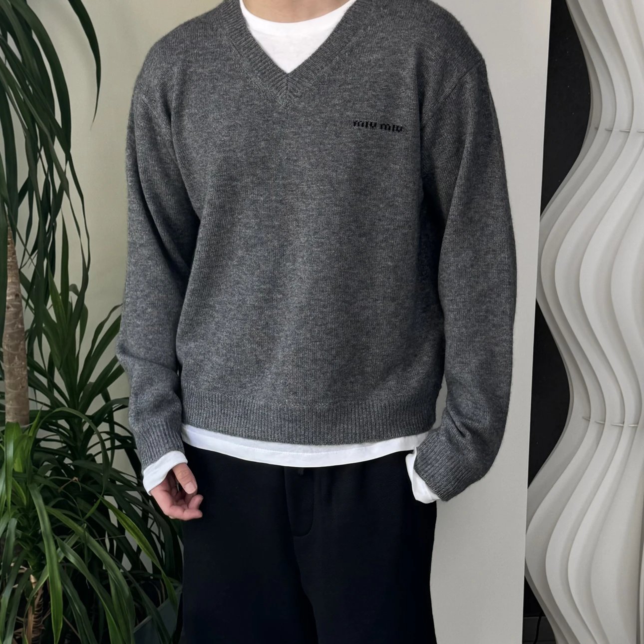 RD-C359 · Layered V-Neck Cashmere Sweater showcase view 8