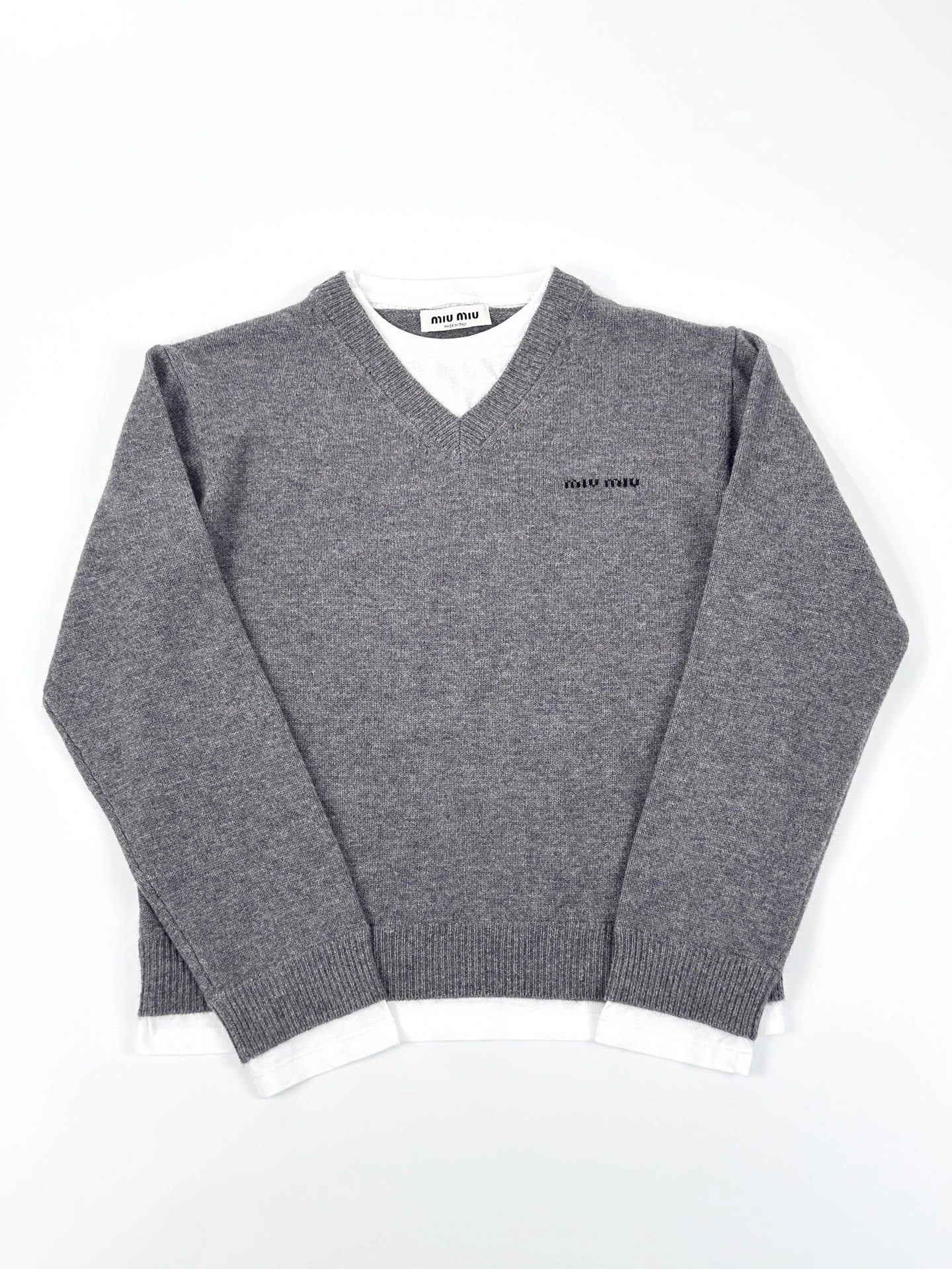 RD-C359 · Layered V-Neck Cashmere Sweater showcase view 9