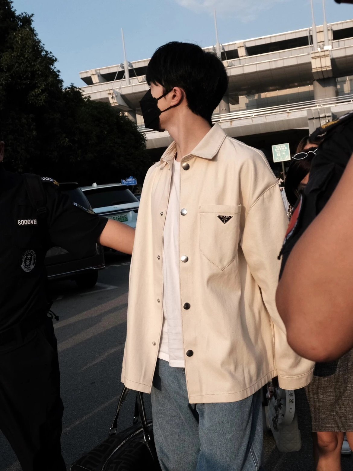 RD-C334 · Triangle-Badge Loose-Fit Shirt showcase view 4