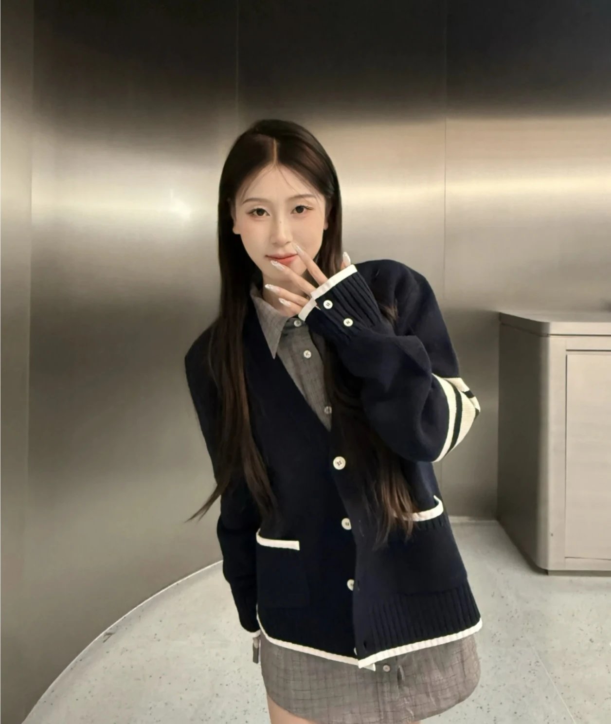 RD-C360 · Navy Striped V-Neck Cardigan showcase view 4
