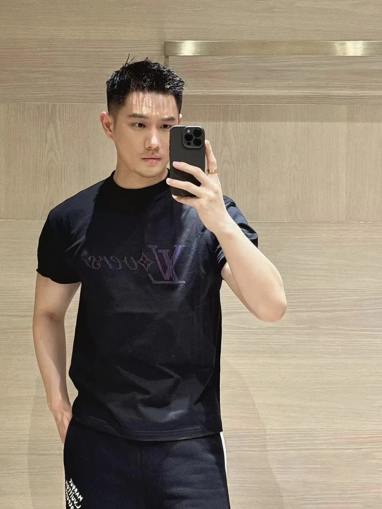 RD-C121 · Two-Tone Gradient Logo Crew-Neck T-Shirt showcase view 2