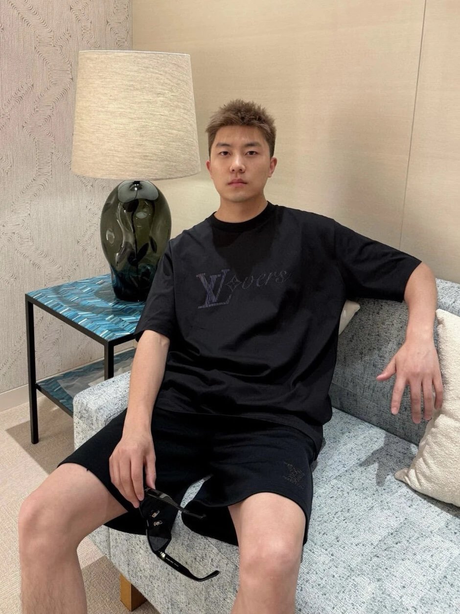 RD-C121 · Two-Tone Gradient Logo Crew-Neck T-Shirt showcase view 4