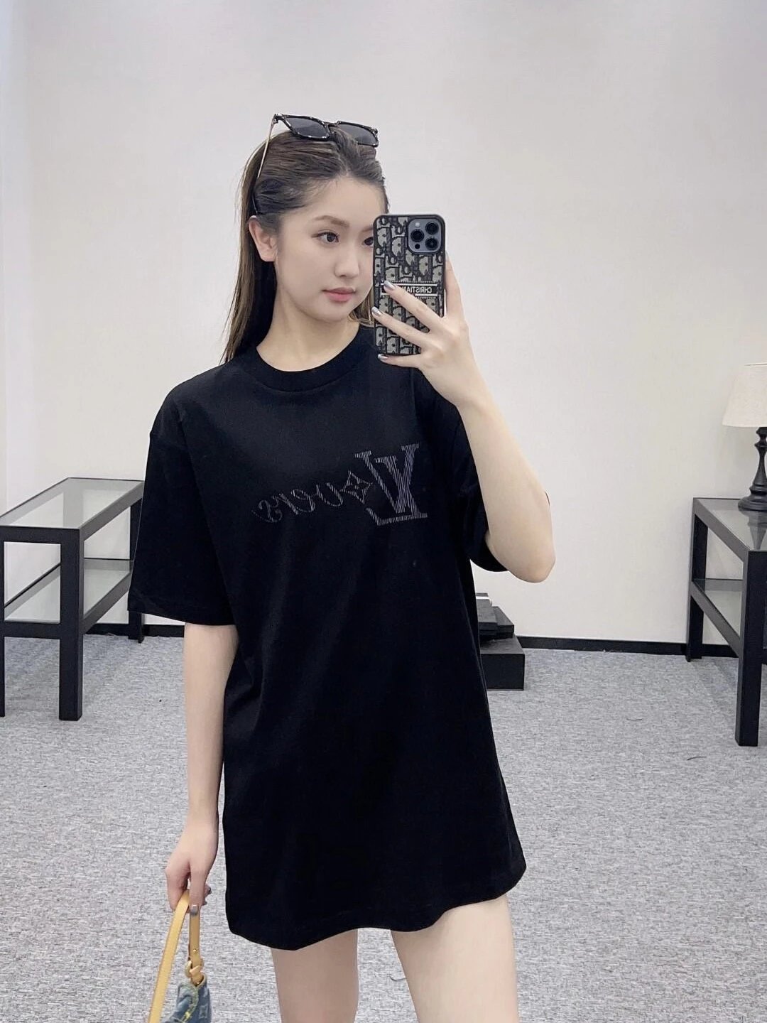 RD-C121 · Two-Tone Gradient Logo Crew-Neck T-Shirt showcase view 8