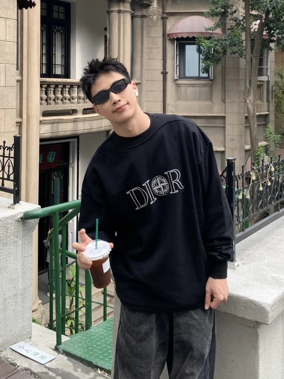RD-C260 · Embroidered Crewneck Sweatshirt – Black showcase view 2
