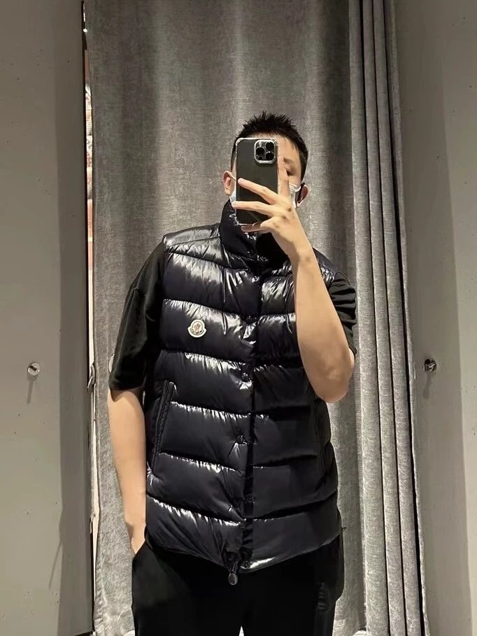 RD-C320 · Hooded and Hoodless Puffer Vest showcase view 10