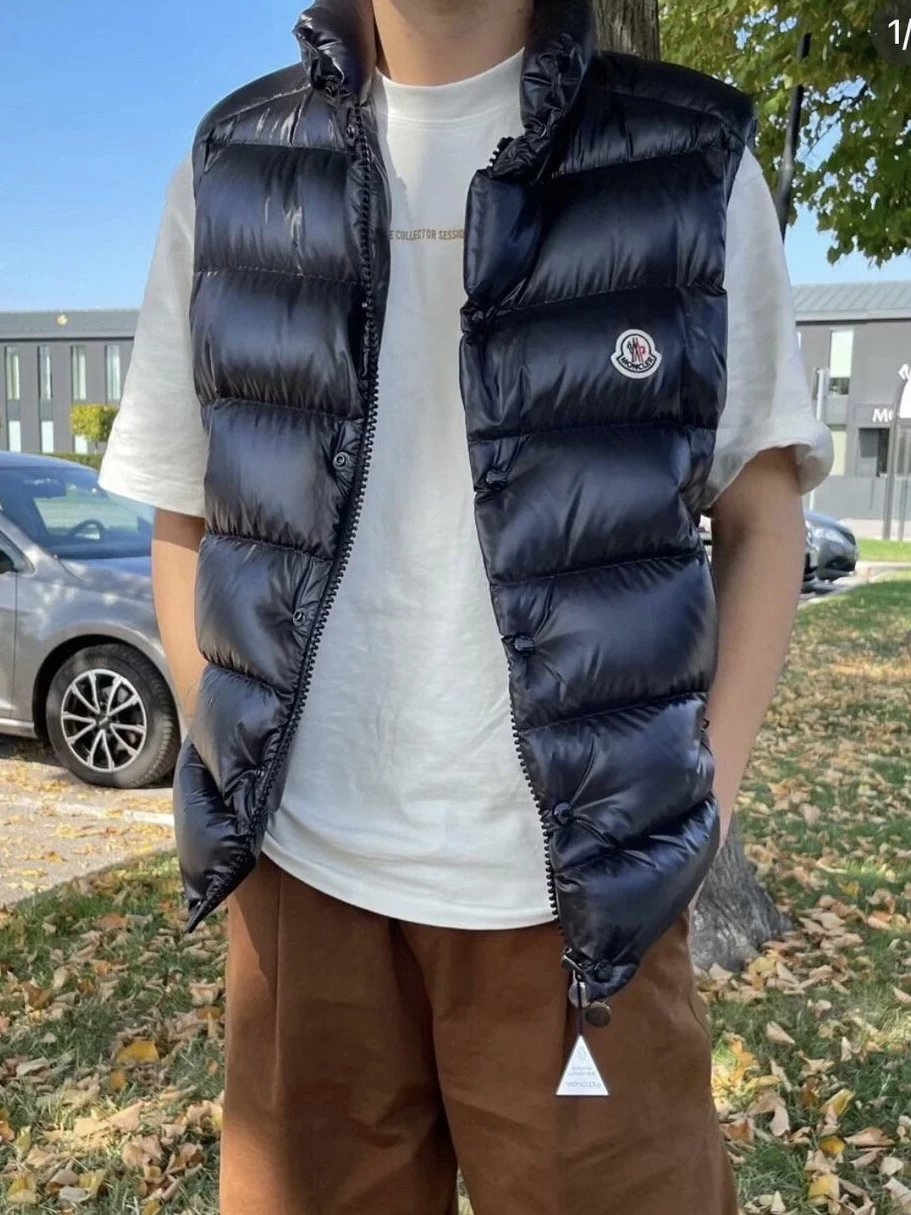 RD-C320 · Hooded and Hoodless Puffer Vest showcase view 11