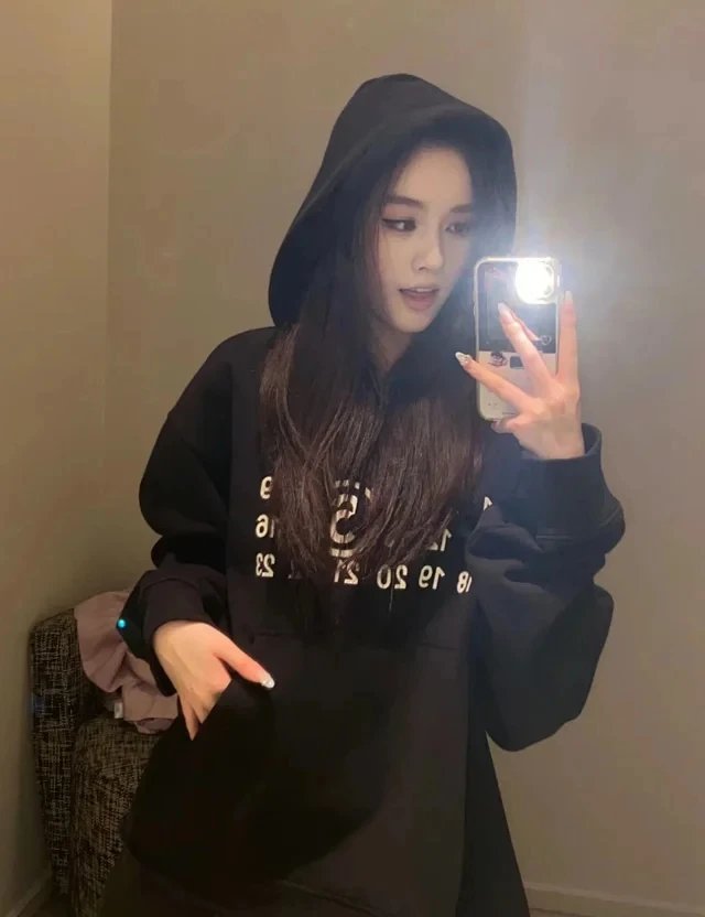 RD-C262 · Number-Graphic Distressed Hoodie showcase view 9