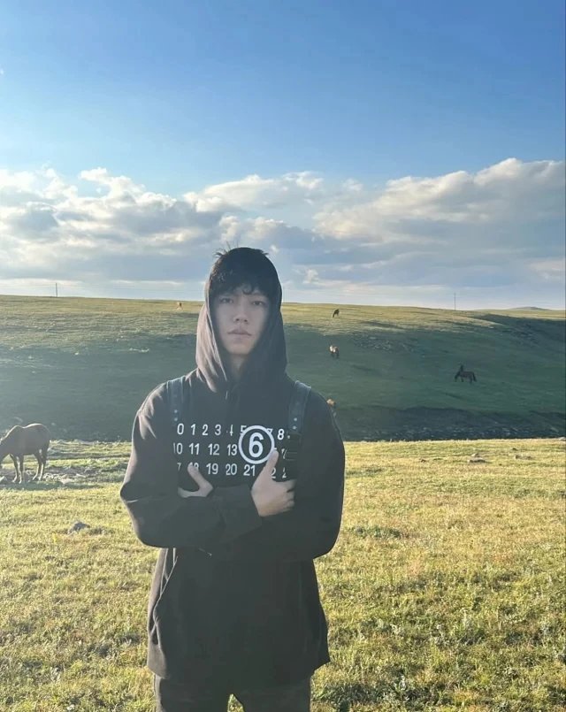 RD-C262 · Number-Graphic Distressed Hoodie showcase view 11