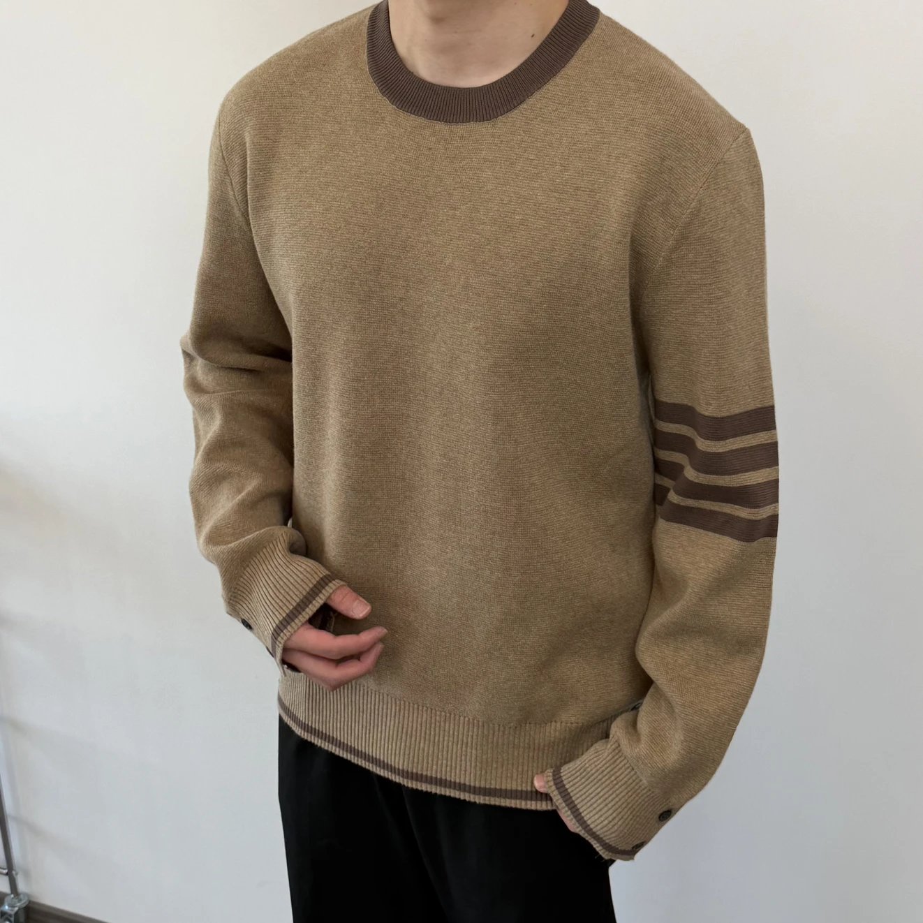 RD-C371 · Contrast-Trim Crewneck Sweater showcase view 3