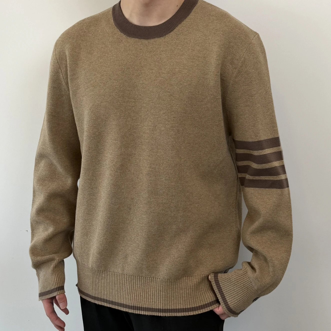 RD-C371 · Contrast-Trim Crewneck Sweater showcase view 8