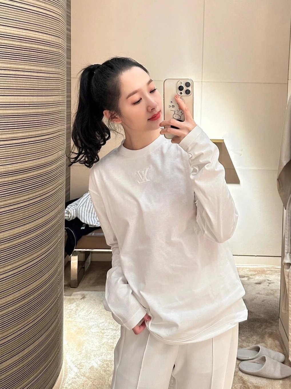 RD-C398 · Embossed Logo Crewneck Long-Sleeve T-Shirt showcase view 5