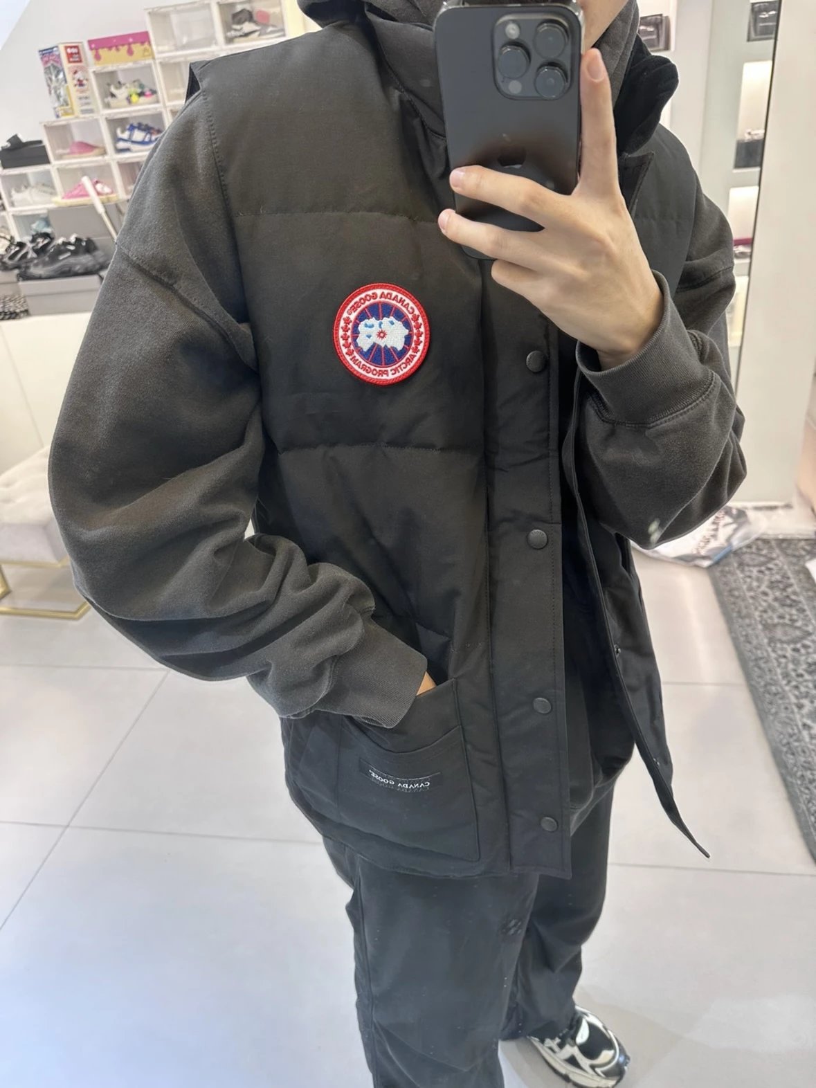 RD-C322 · Solid-Color Logo-Patch Puffer Vest showcase view 3
