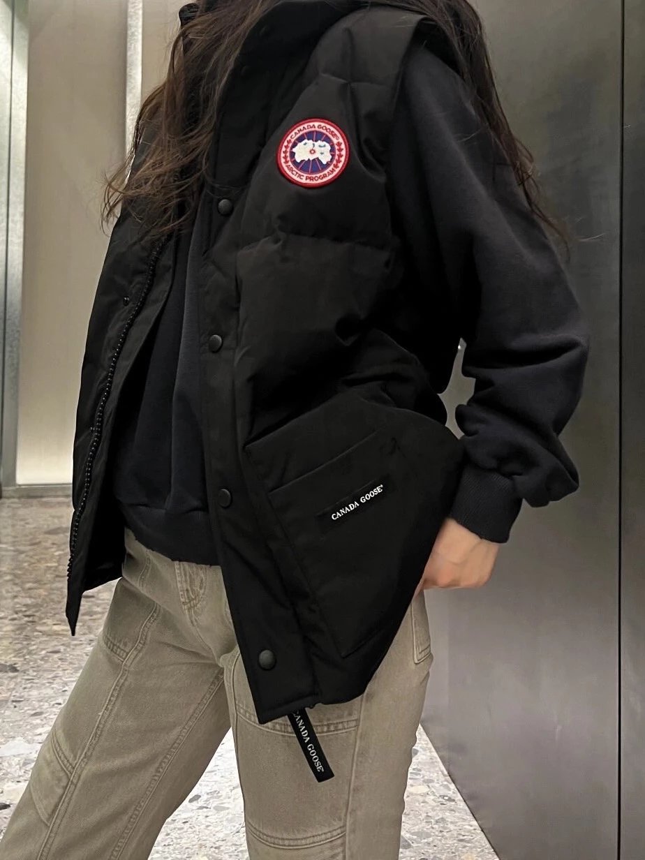 RD-C322 · Solid-Color Logo-Patch Puffer Vest showcase view 10