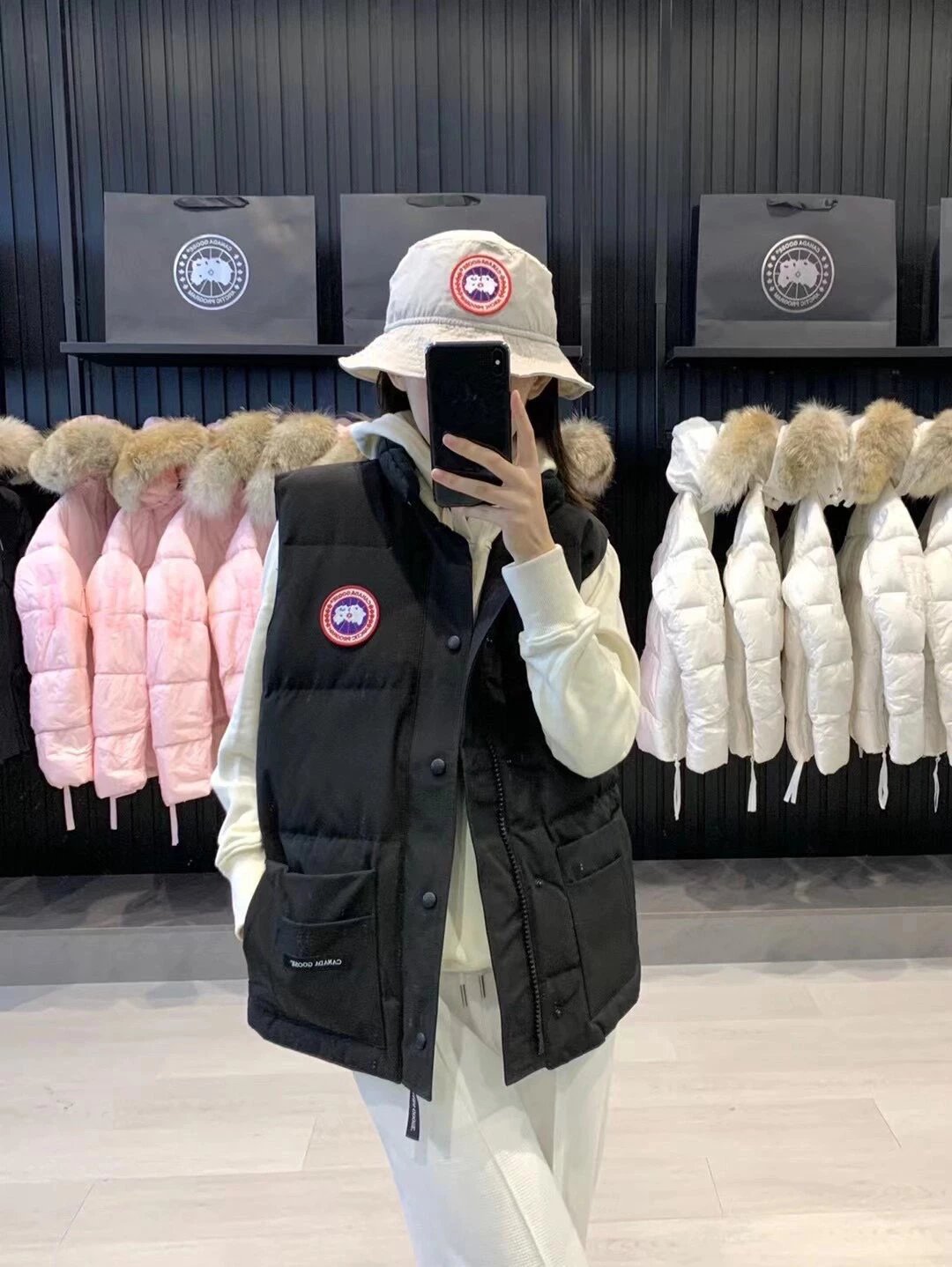 RD-C322 · Solid-Color Logo-Patch Puffer Vest showcase view 14