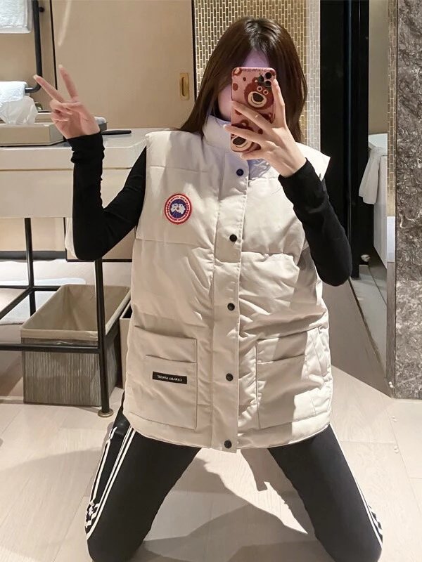 RD-C322 · Solid-Color Logo-Patch Puffer Vest showcase view 18