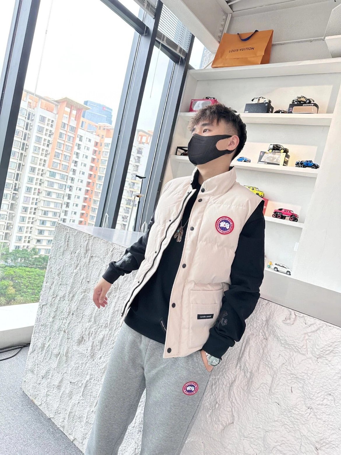 RD-C322 · Solid-Color Logo-Patch Puffer Vest showcase view 19