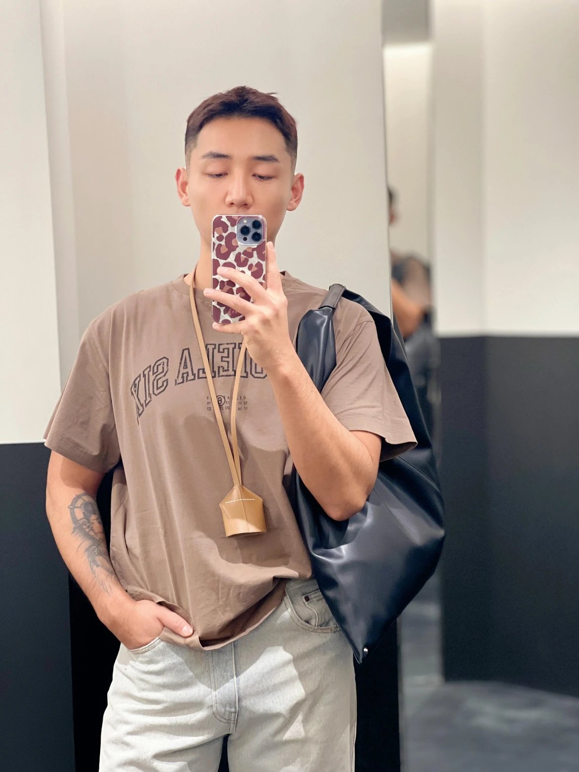 RD-C162 · Logo Print Short-Sleeve T-Shirt — Light Brown showcase view 5