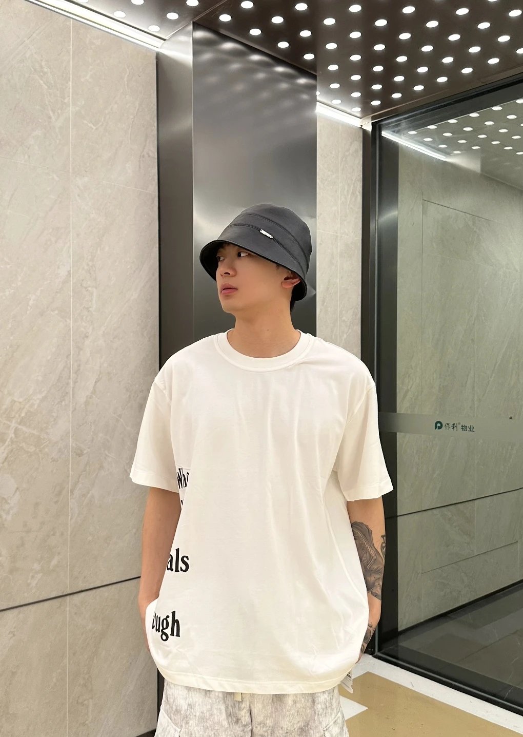 RD-C167 · Letter-Print Crew-Neck T-Shirt showcase view 10