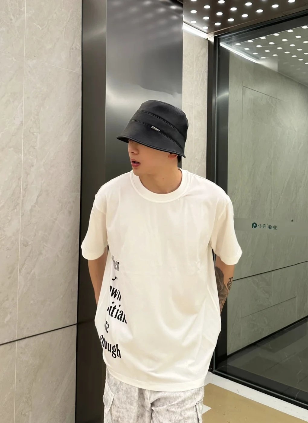 RD-C167 · Letter-Print Crew-Neck T-Shirt showcase view 11