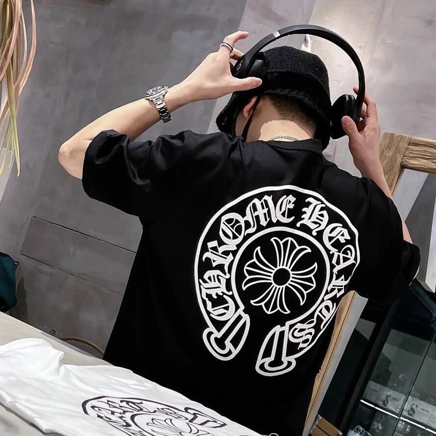 RD-C048 · Horseshoe Back-Print Short-Sleeve T-Shirt showcase view 1