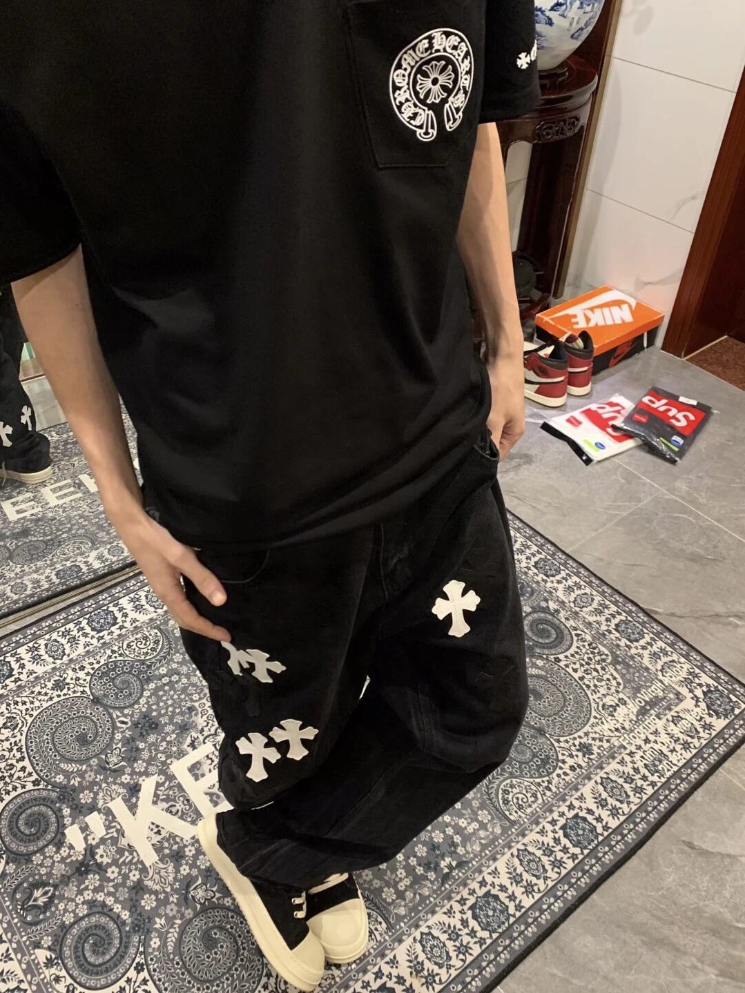 RD-C048 · Horseshoe Back-Print Short-Sleeve T-Shirt showcase view 3