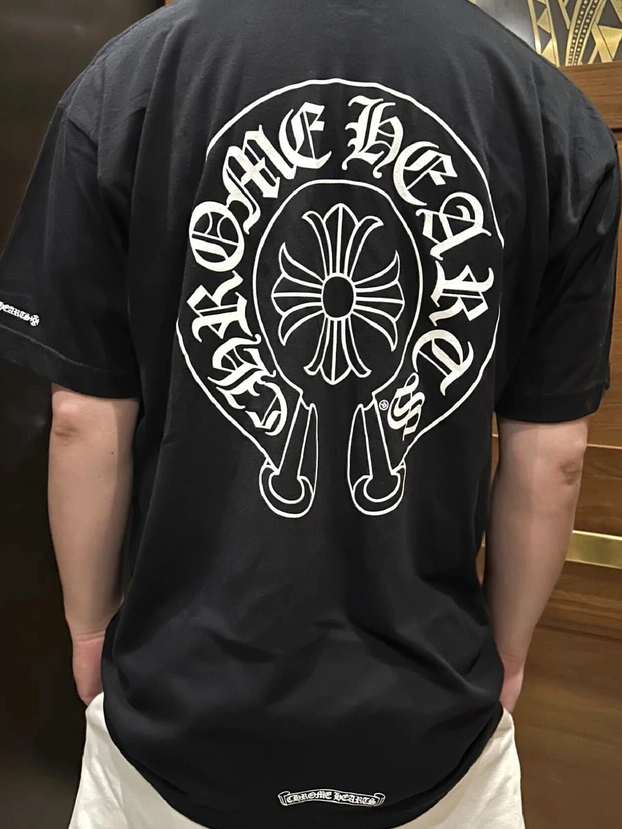 RD-C048 · Horseshoe Back-Print Short-Sleeve T-Shirt showcase view 4