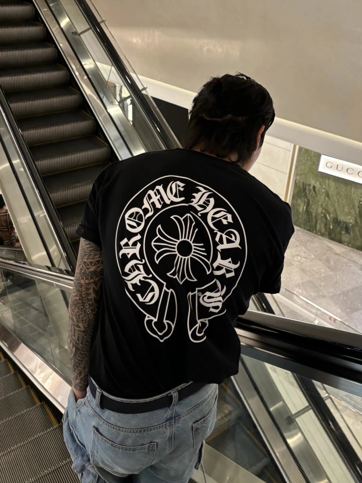 RD-C048 · Horseshoe Back-Print Short-Sleeve T-Shirt showcase view 6