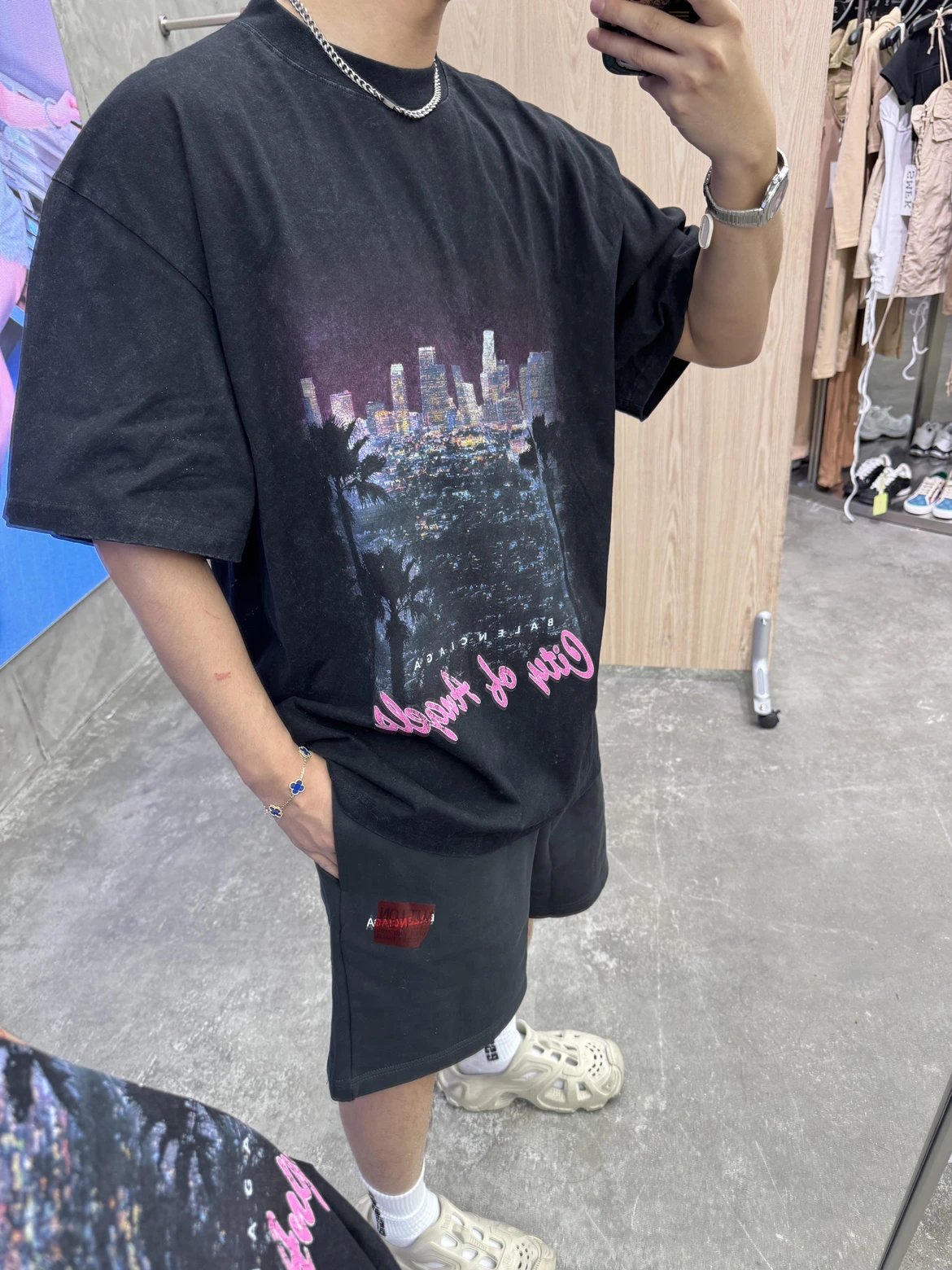 RD-C293 · Elastic-Waist Pocket Shorts showcase view 3