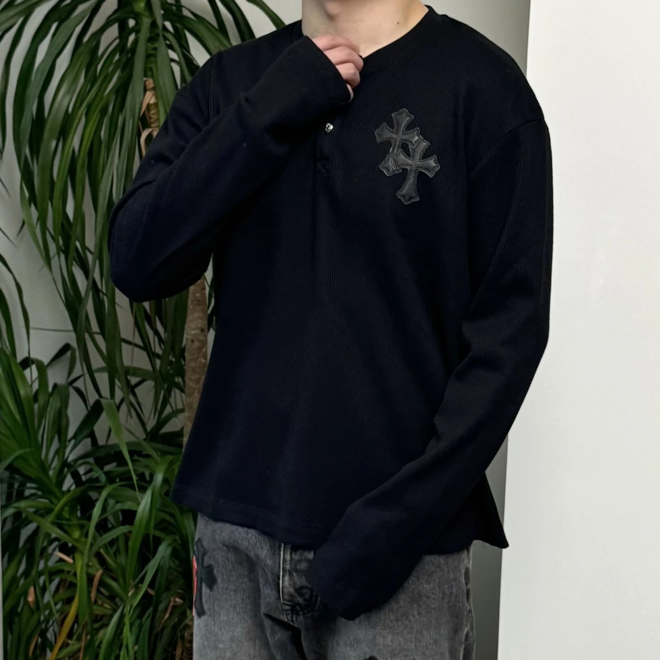 RD-C012 · Leather-Appliqué Waffle Henley showcase view 3