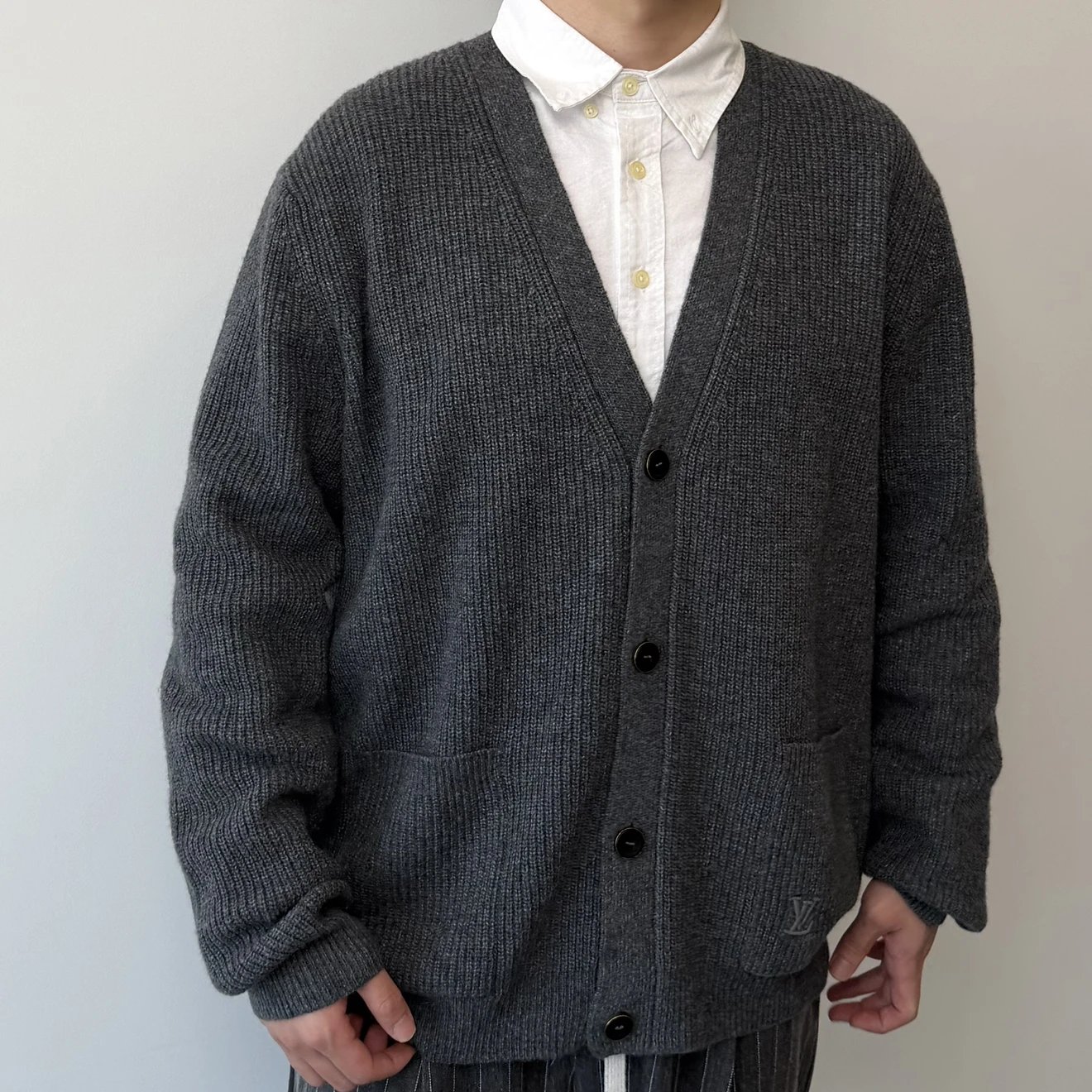 RD-C377 · Wool-Cashmere V-Neck Cardigan showcase view 3
