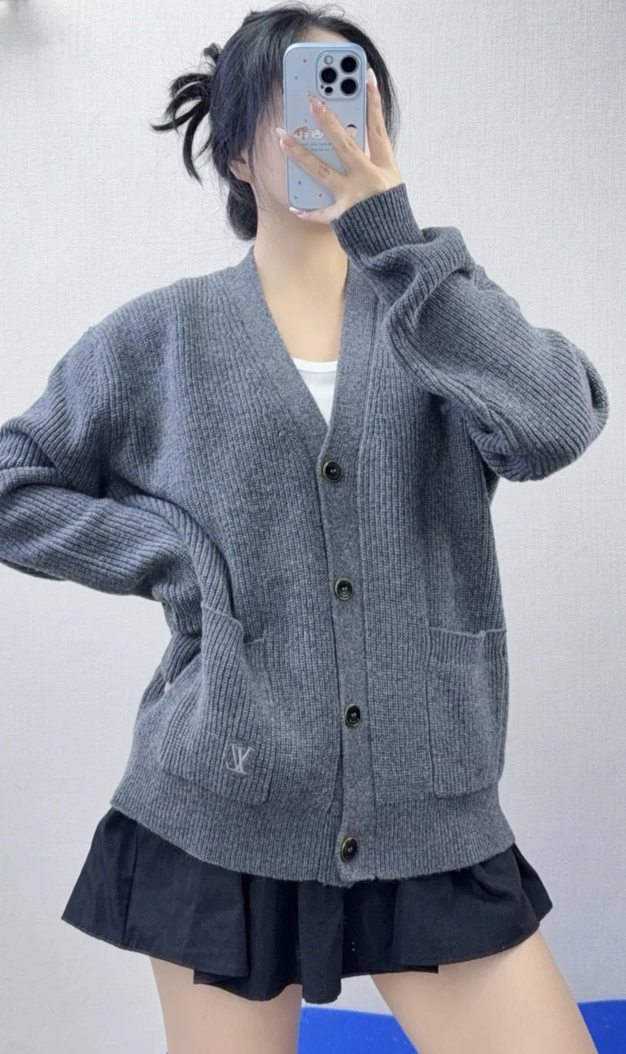 RD-C377 · Wool-Cashmere V-Neck Cardigan showcase view 4