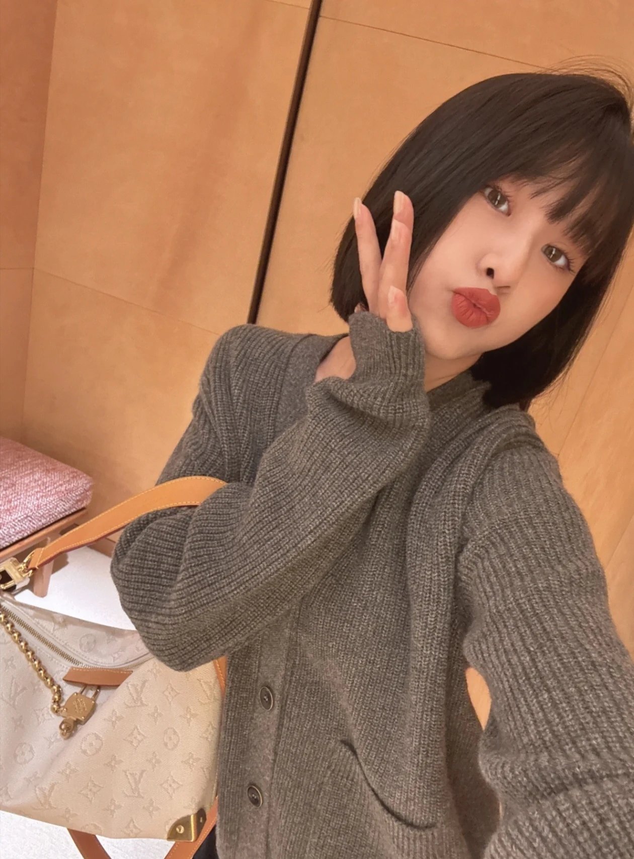 RD-C377 · Wool-Cashmere V-Neck Cardigan showcase view 5