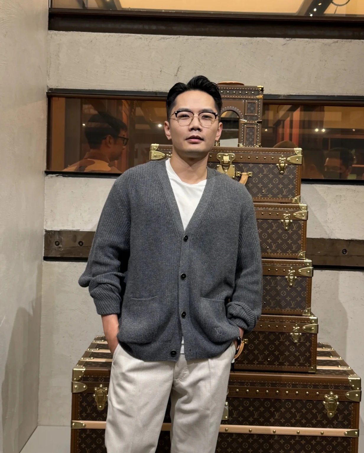 RD-C377 · Wool-Cashmere V-Neck Cardigan showcase view 10
