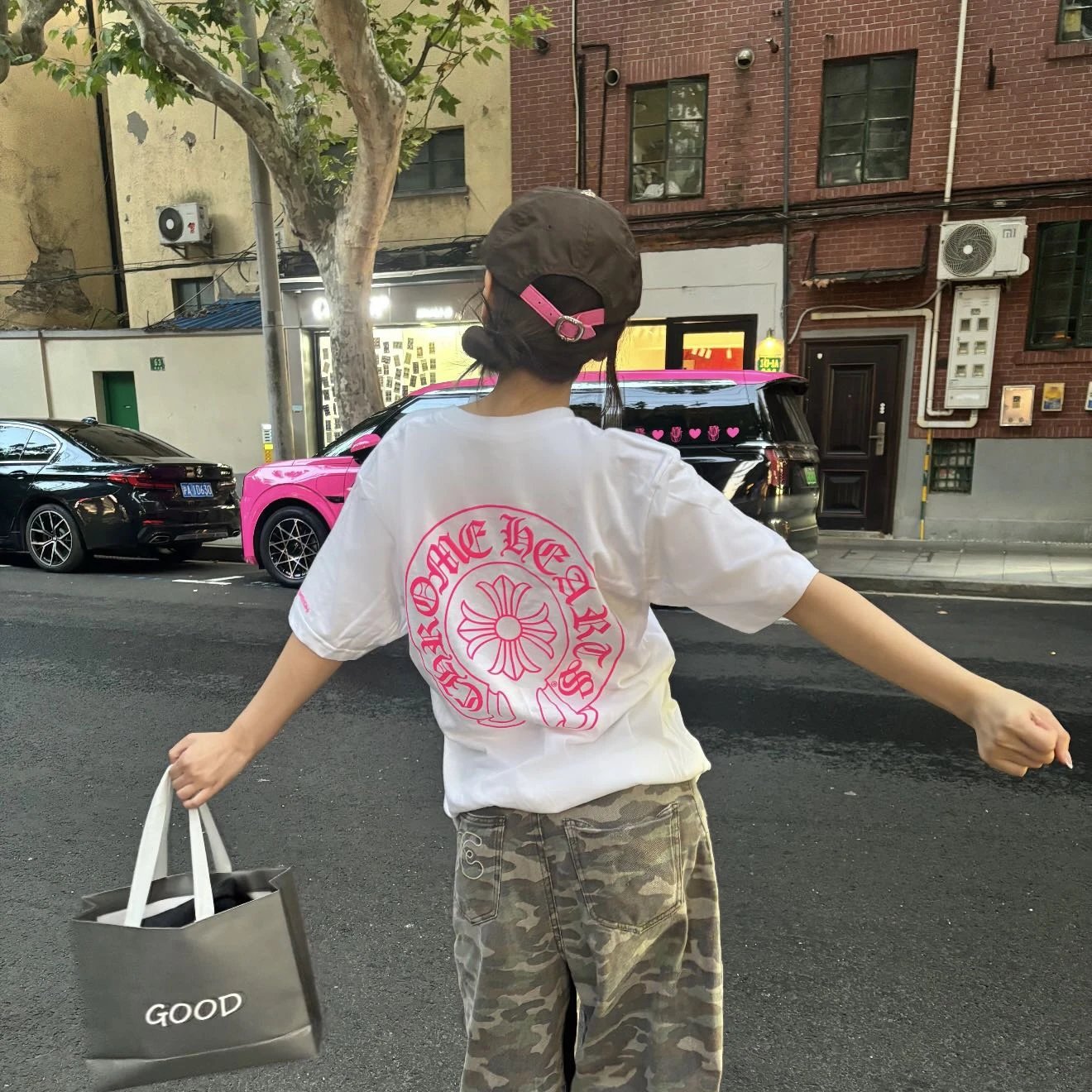 RD-C098 · Pink Horseshoe Pocket T-Shirt showcase view 2