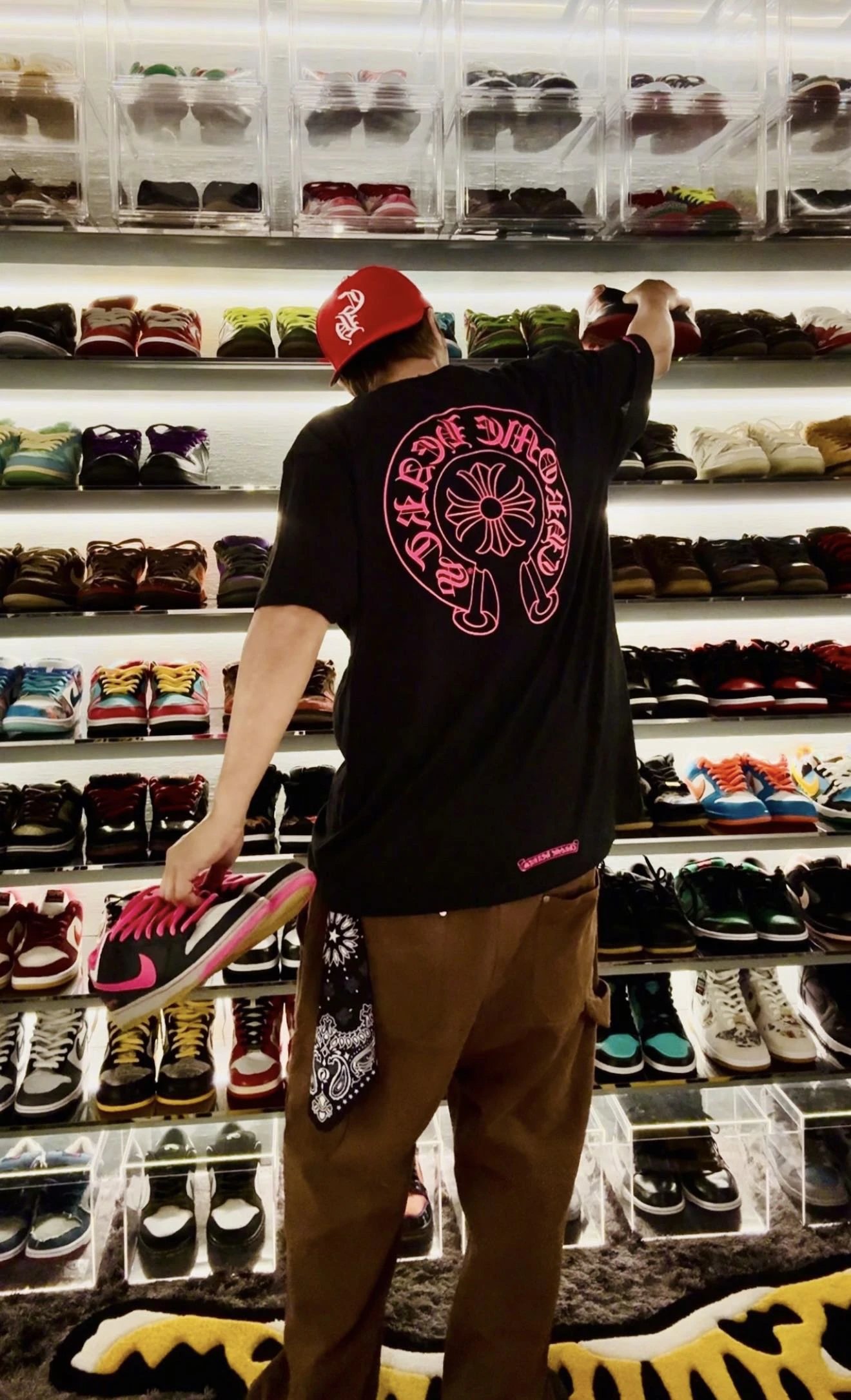 RD-C098 · Pink Horseshoe Pocket T-Shirt showcase view 3