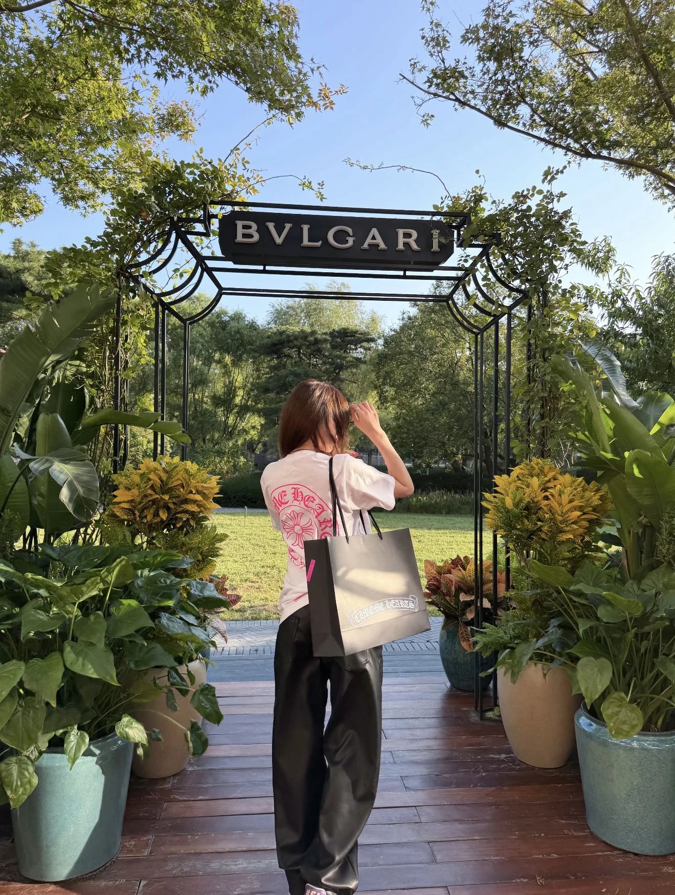 RD-C098 · Pink Horseshoe Pocket T-Shirt showcase view 6