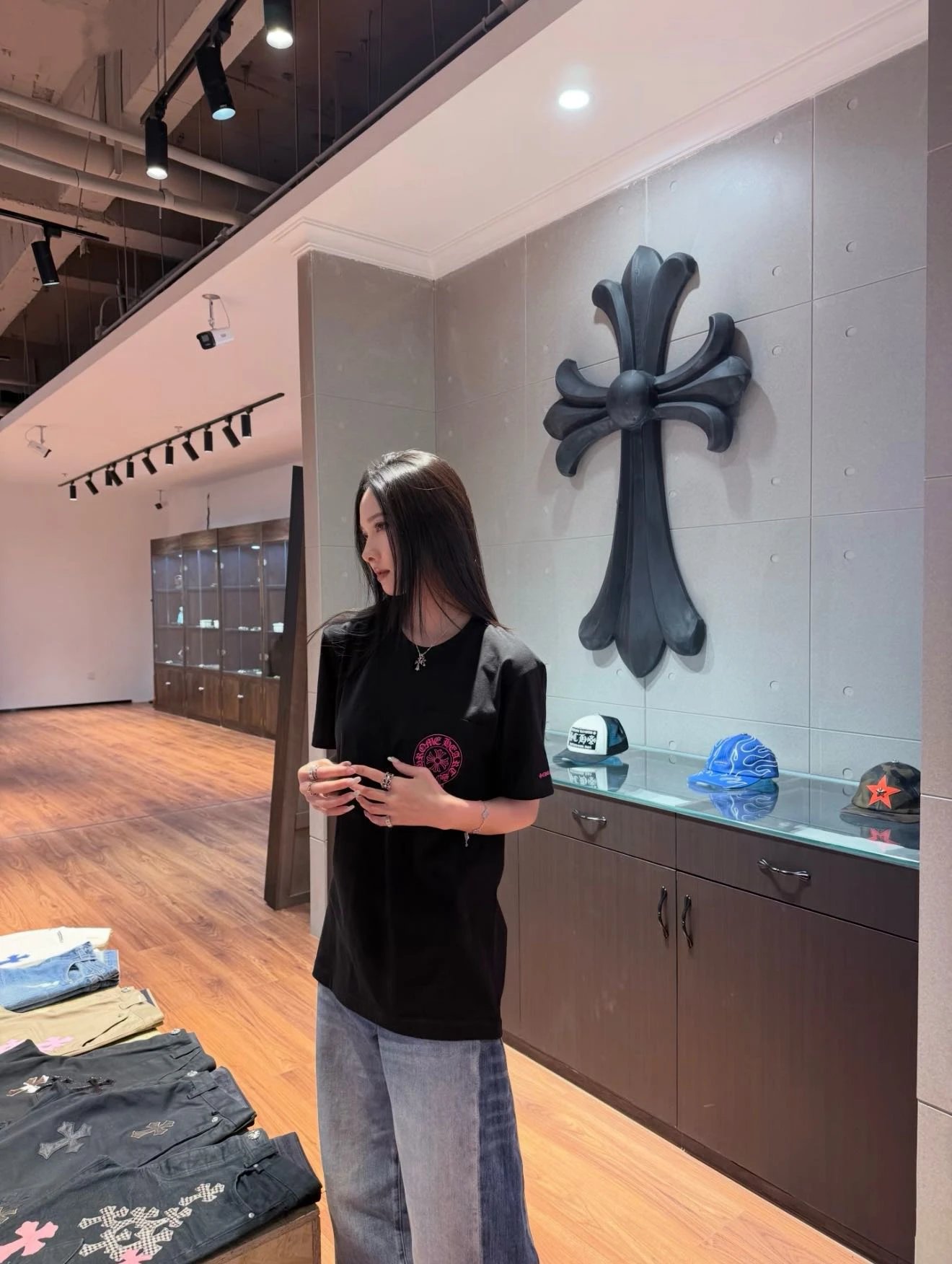 RD-C098 · Pink Horseshoe Pocket T-Shirt showcase view 9
