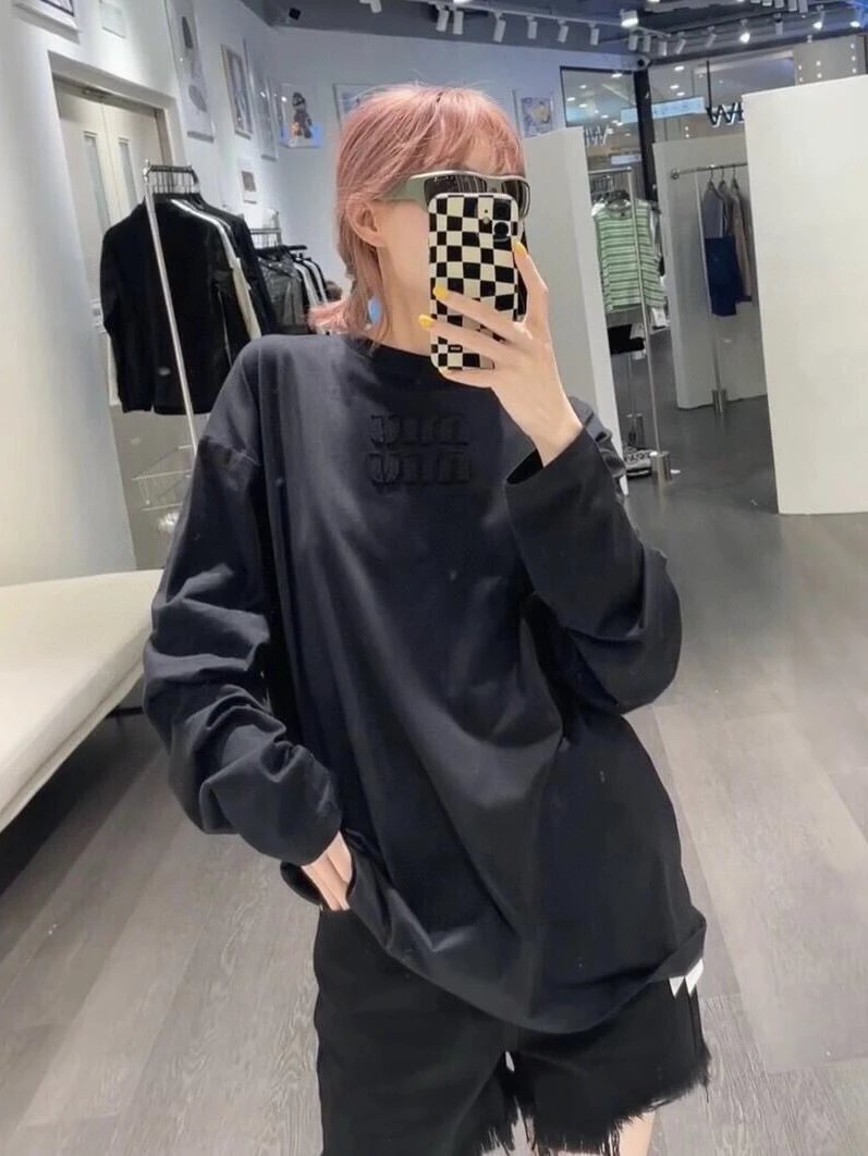 RD-C404 · Tonal Logo Embroidered Long-Sleeve T-Shirt showcase view 2
