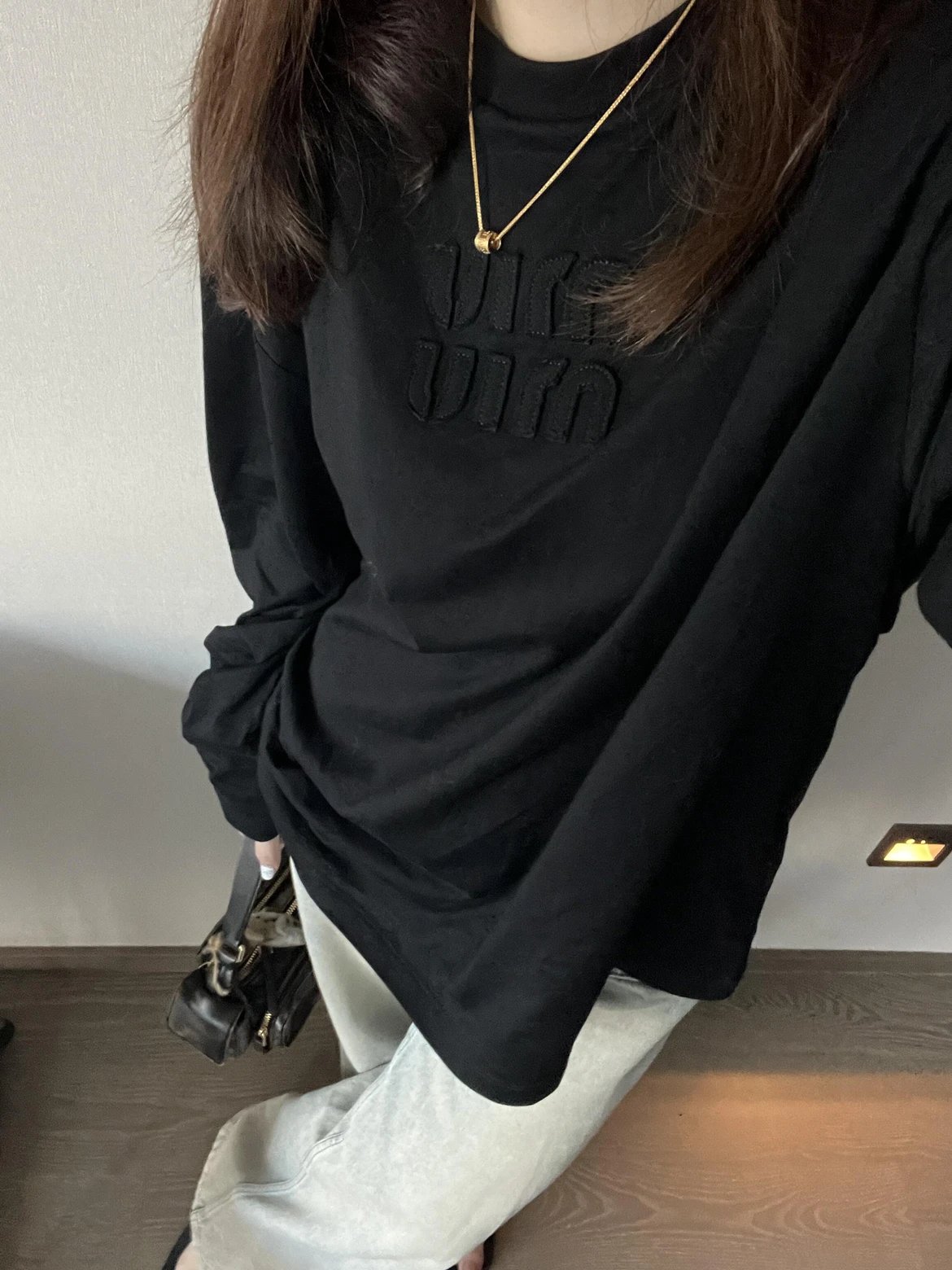 RD-C404 · Tonal Logo Embroidered Long-Sleeve T-Shirt showcase view 3