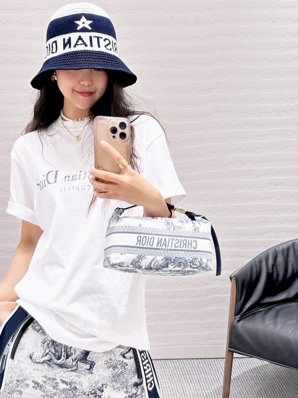 RD-C190 · Distressed Letter Print T-Shirt showcase view 10