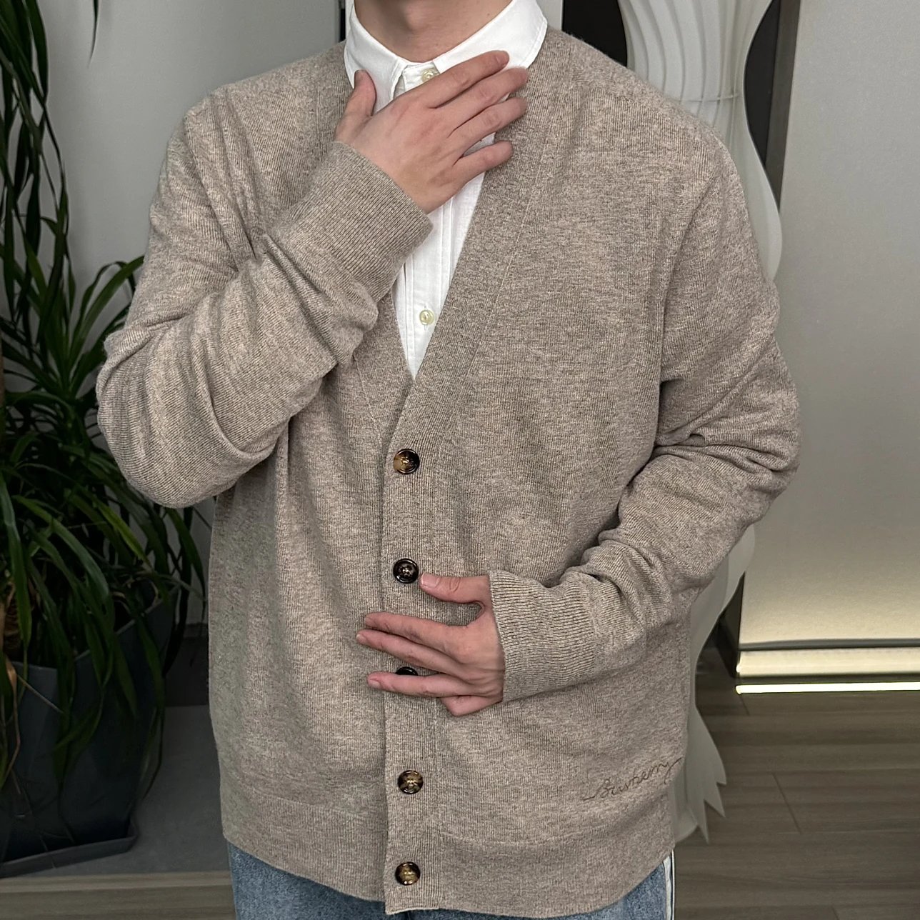 RD-C380 · V-Neck Cashmere-Wool Blend Cardigan showcase view 4