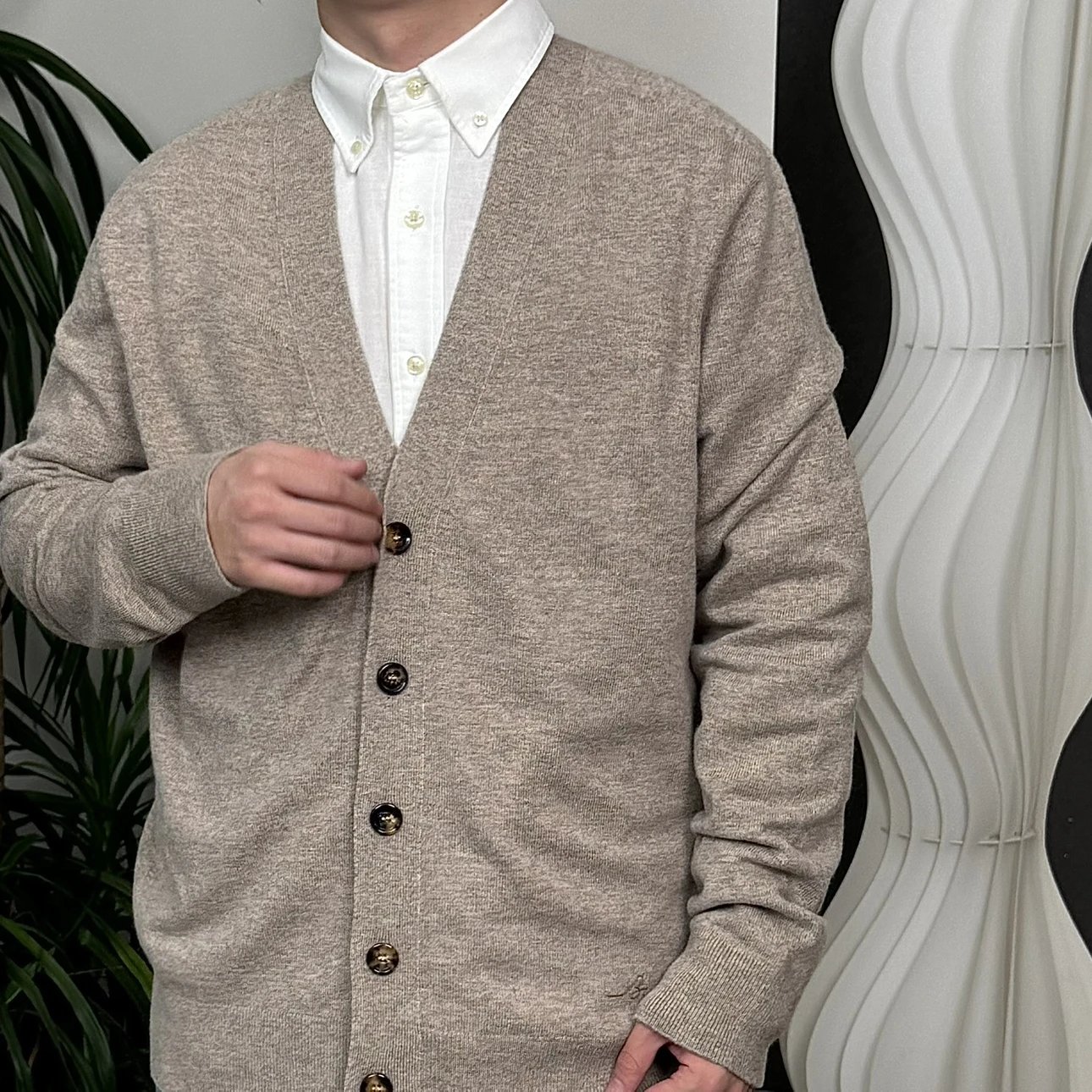 RD-C380 · V-Neck Cashmere-Wool Blend Cardigan showcase view 8