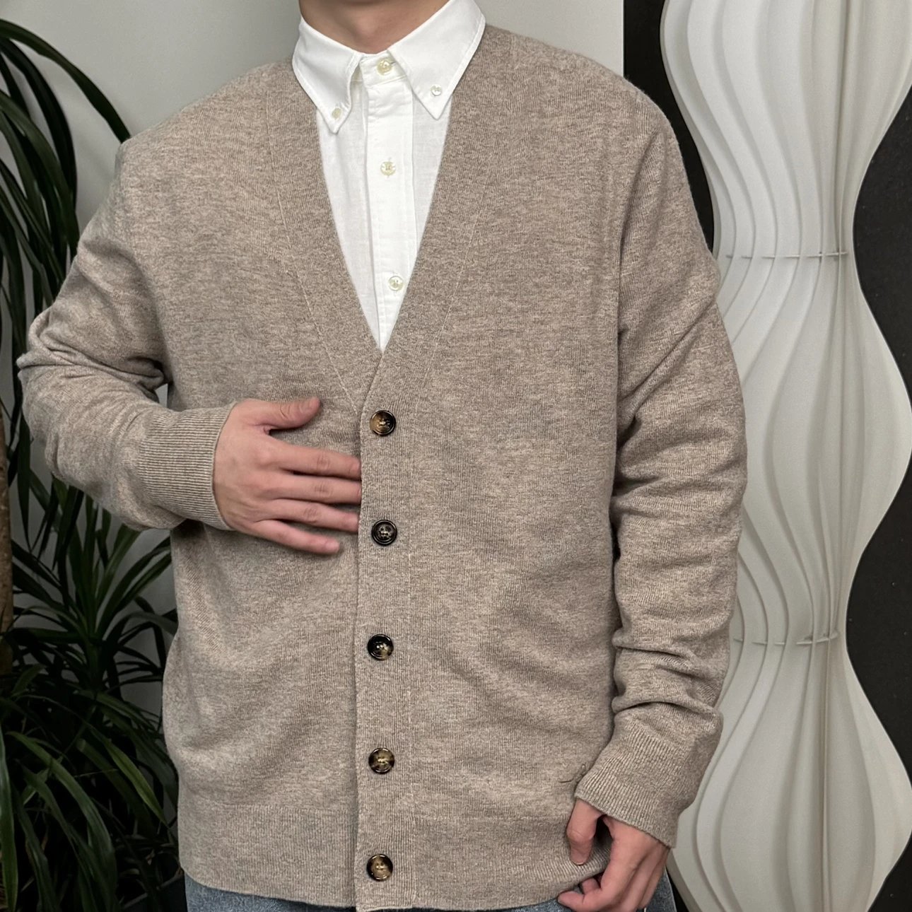 RD-C380 · V-Neck Cashmere-Wool Blend Cardigan showcase view 9