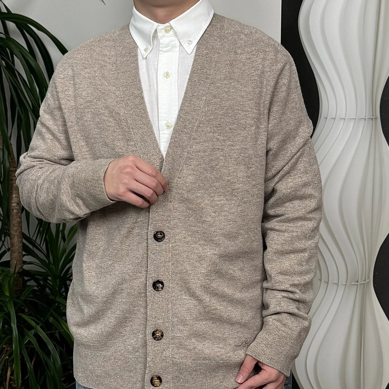 RD-C380 · V-Neck Cashmere-Wool Blend Cardigan showcase view 10