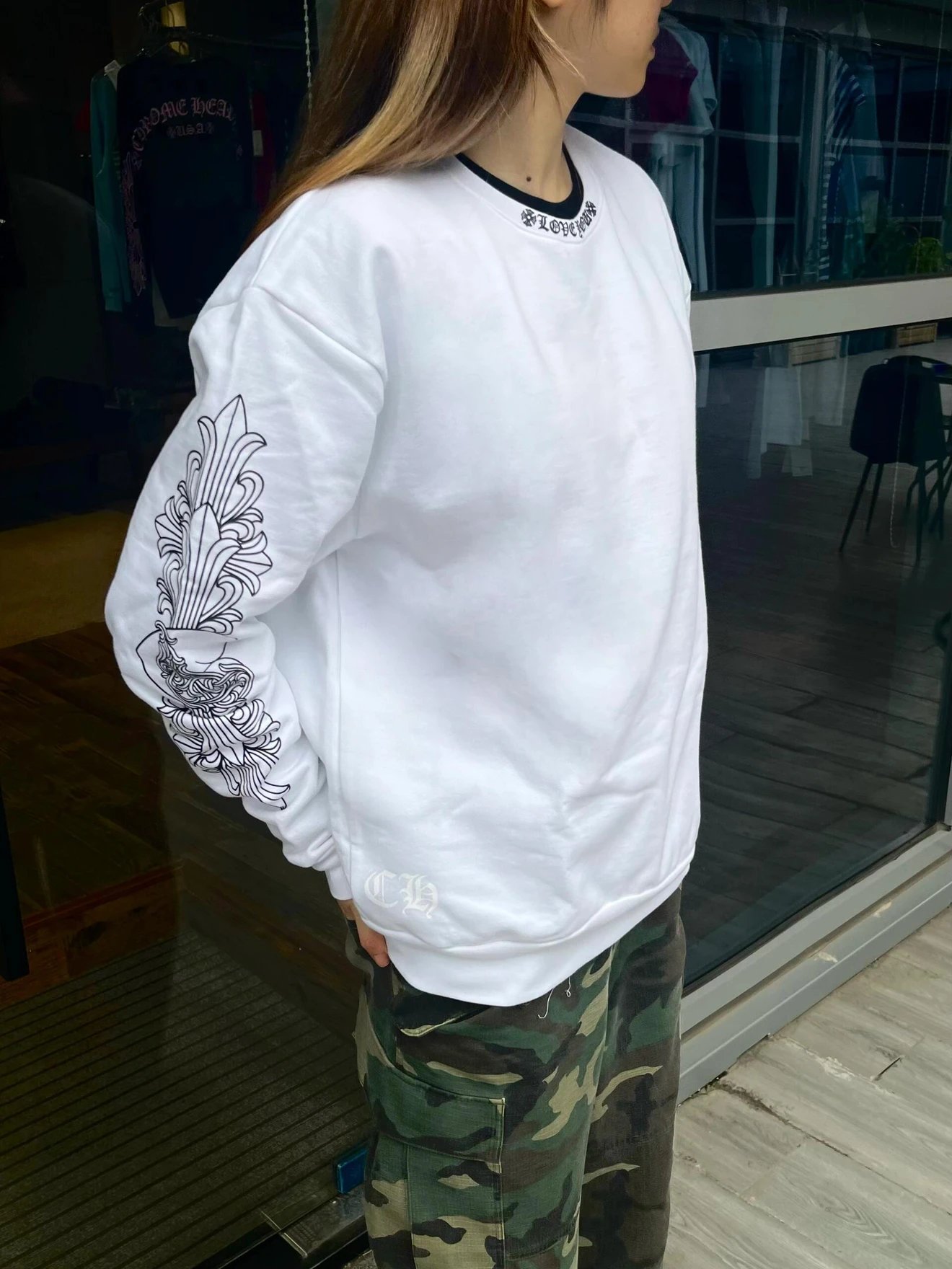 RD-C276 · Vine Sleeve Graphic Crewneck Sweatshirt showcase view 4