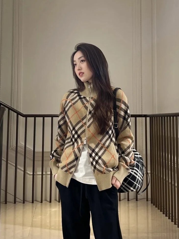 RD-C383 · Sand Check Zip-Neck Knit Jacket showcase view 9