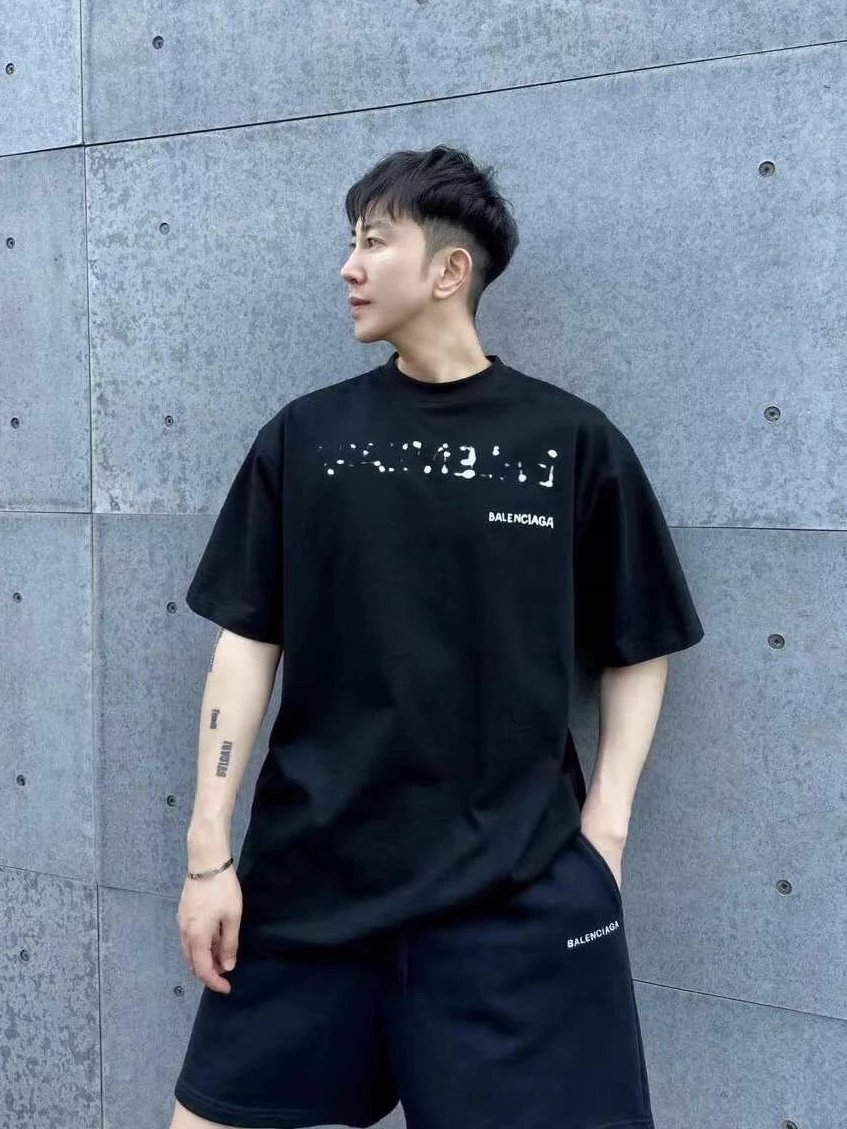 RD-C298 · Reflective Logo Straight-Leg Shorts showcase view 3