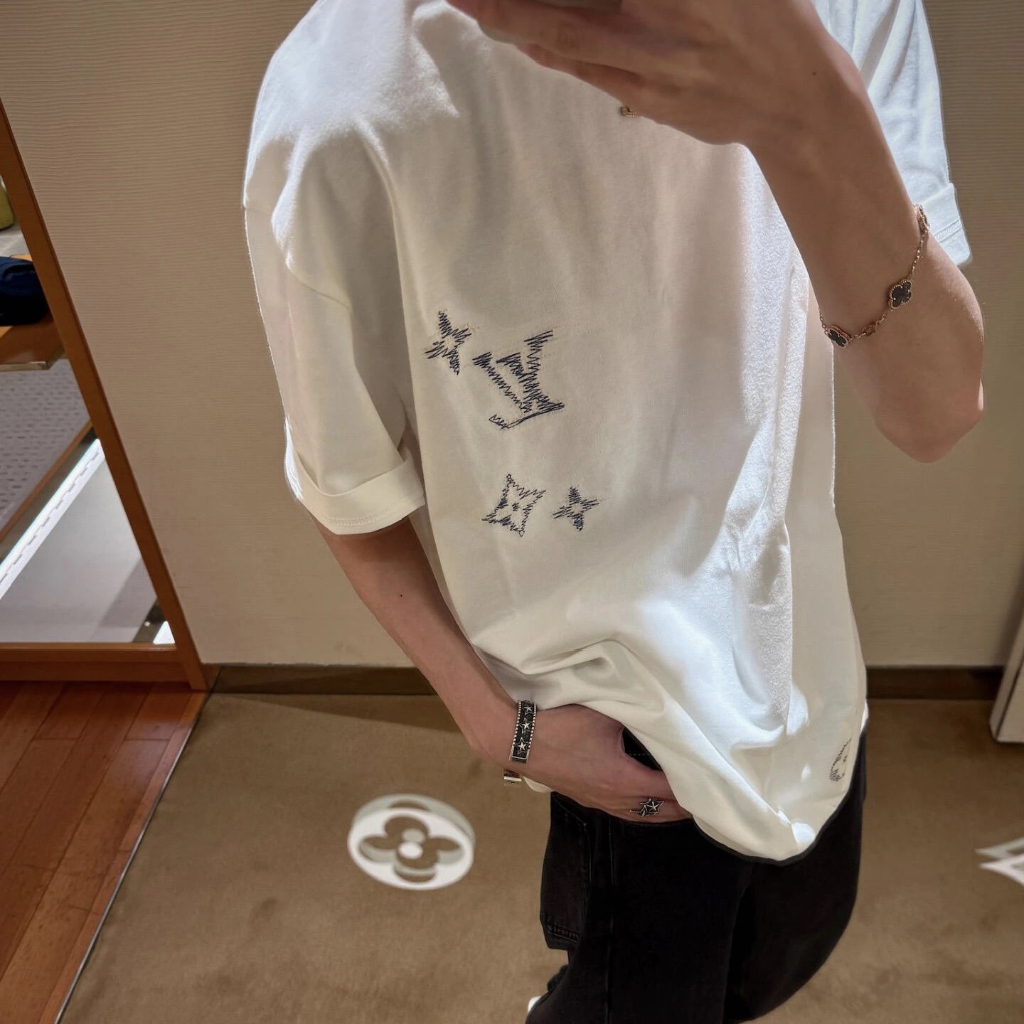 RD-C097 · Contrast-Stitch Floral Motif T-Shirt showcase view 1