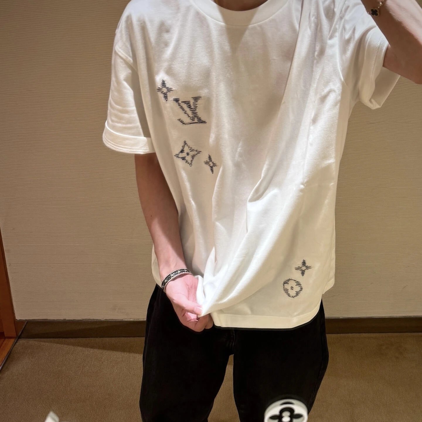 RD-C097 · Contrast-Stitch Floral Motif T-Shirt showcase view 7
