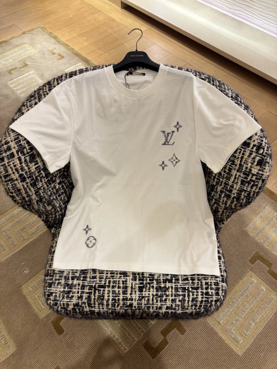 RD-C097 · Contrast-Stitch Floral Motif T-Shirt showcase view 10